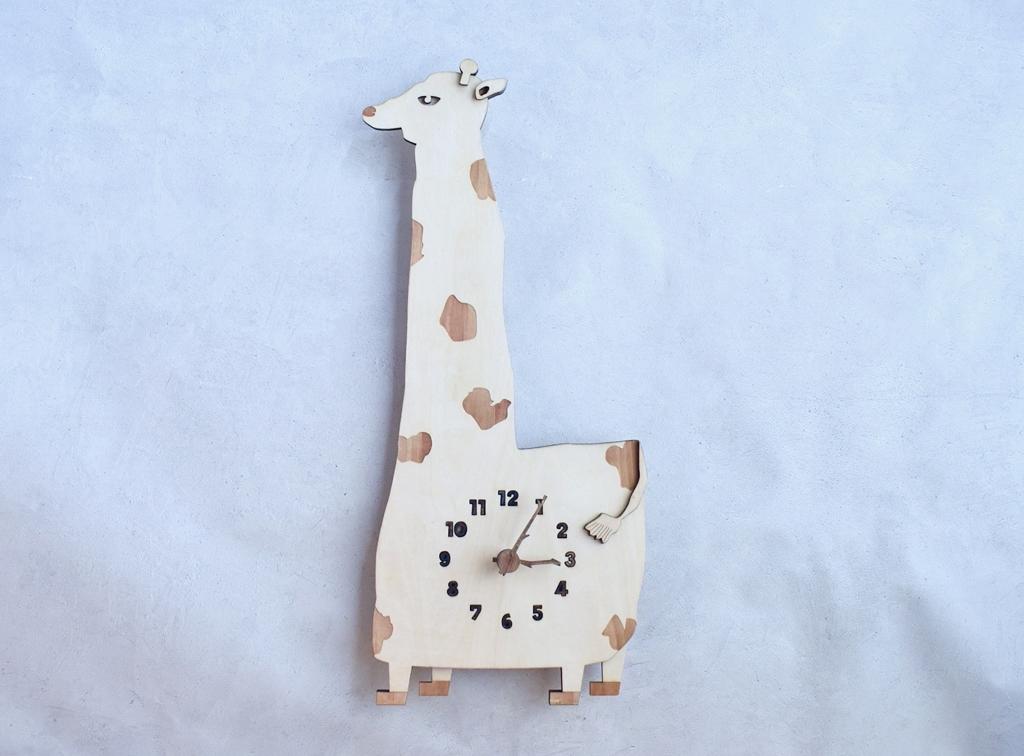 地平線の落日を見つめるキリン レギュラーサイズ 時計 木製 掛け時計