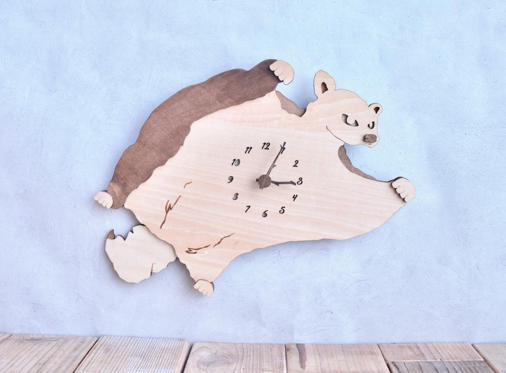 夜の帳が下りた森を飛び廻るモモンガ レギュラーサイズ 時計 木製 掛け時計