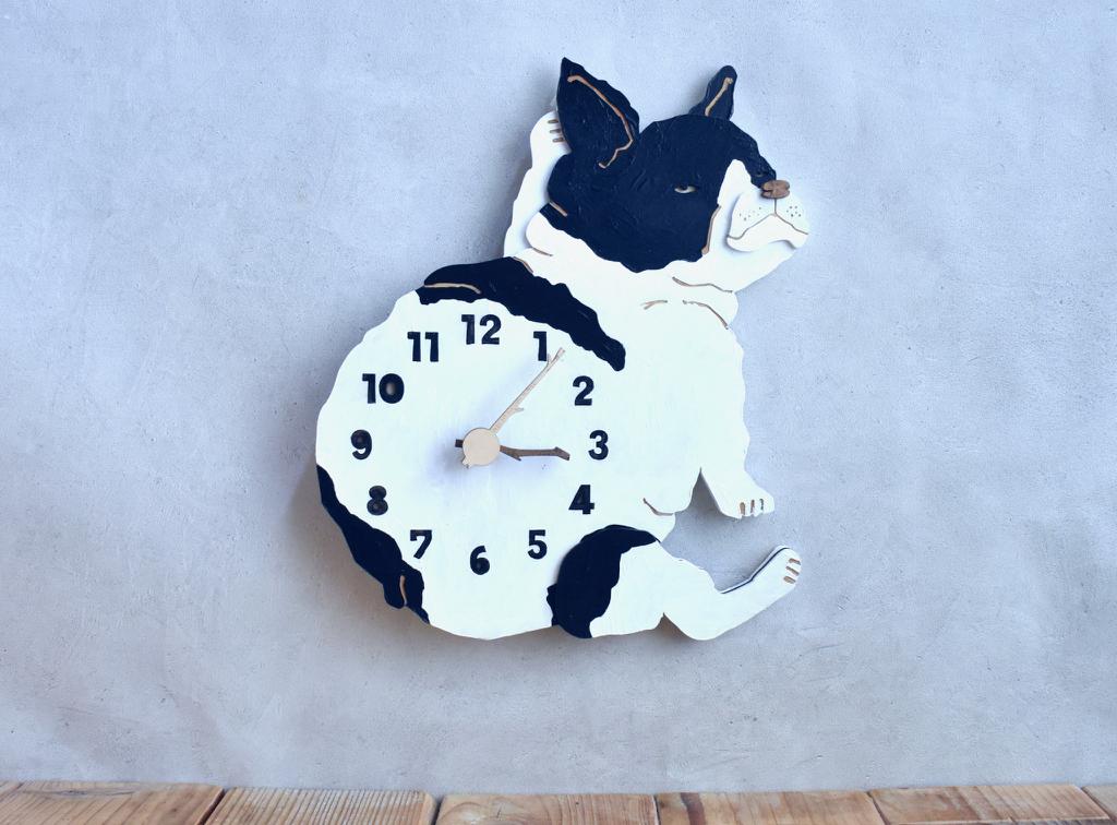 「それほどでも」照れ隠しするフレンチ・ブルドッグ レギュラーサイズ 時計 木製 掛け時計