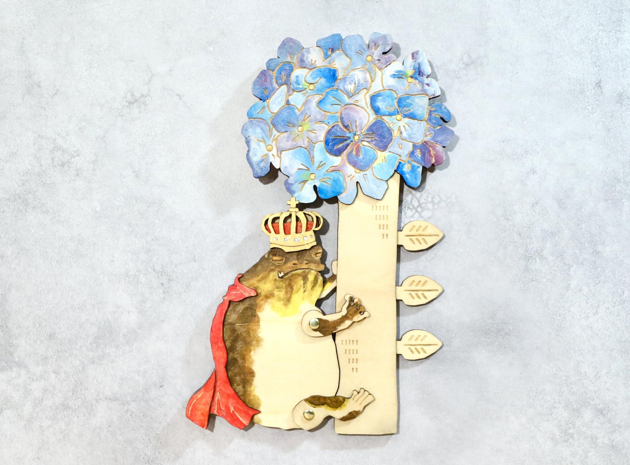 紫陽花に抱きつく雨乞いアメフクラガエルの木製オーナメント ウォールデコ