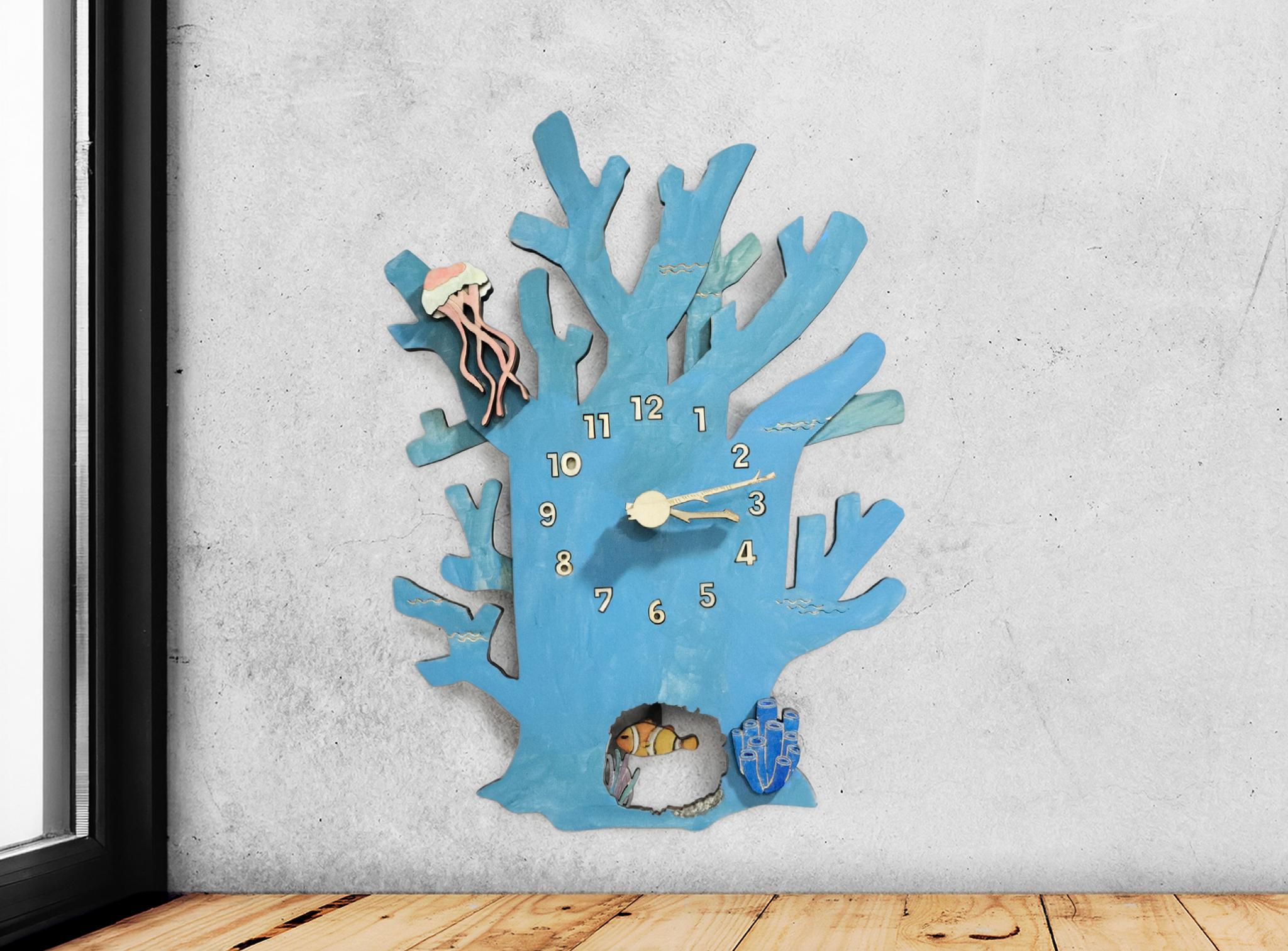 壁に小さな海をつくる時計 珊瑚とクマノミの時計 木製 振り子時計 掛け時計 | 1枚目