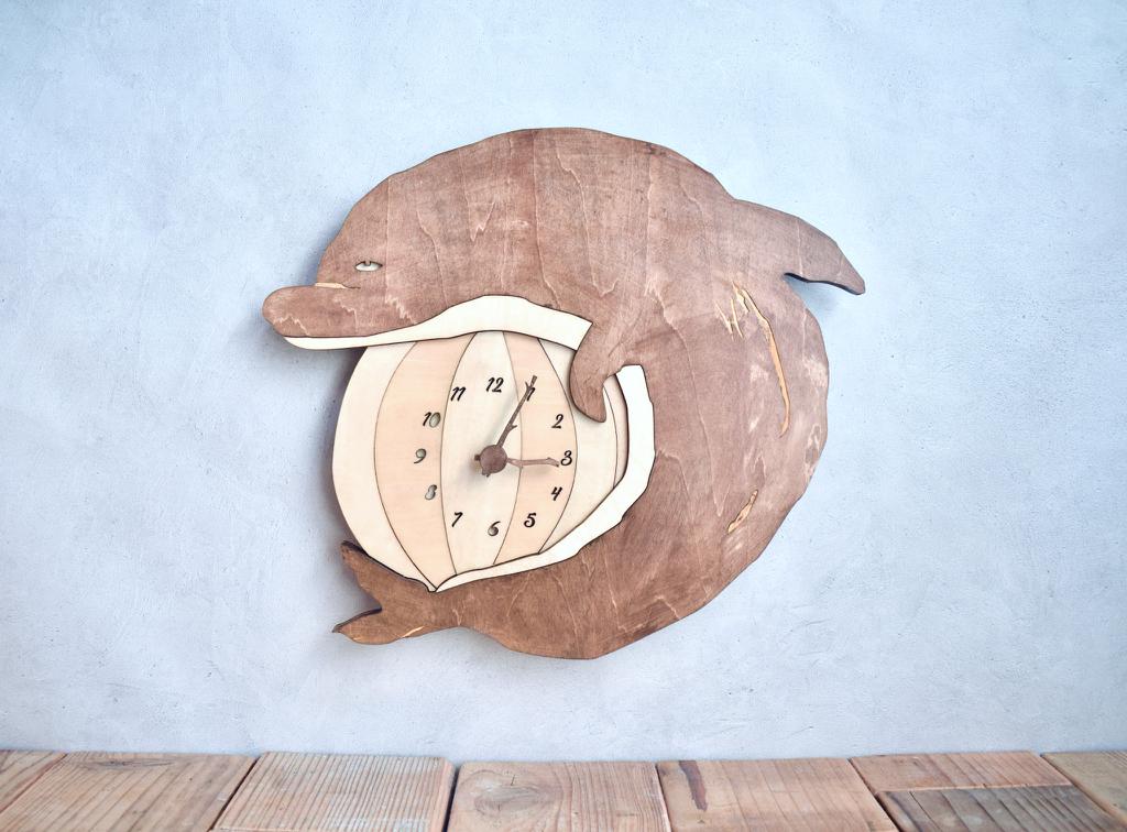 バンドウイルカがサーカスボールと戯れる レギュラーサイズ 時計 木製 掛け時計1枚目の画像