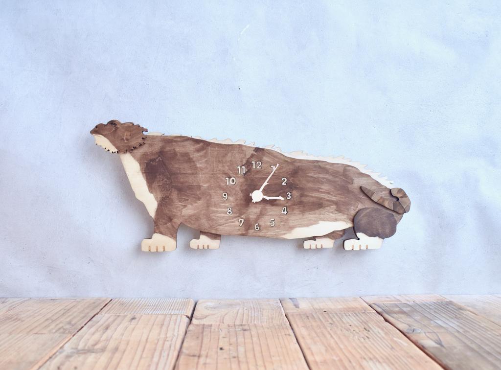 フトアゴヒゲトカゲが悠然と佇む レギュラーサイズ 時計 木製 掛け時計1枚目の画像